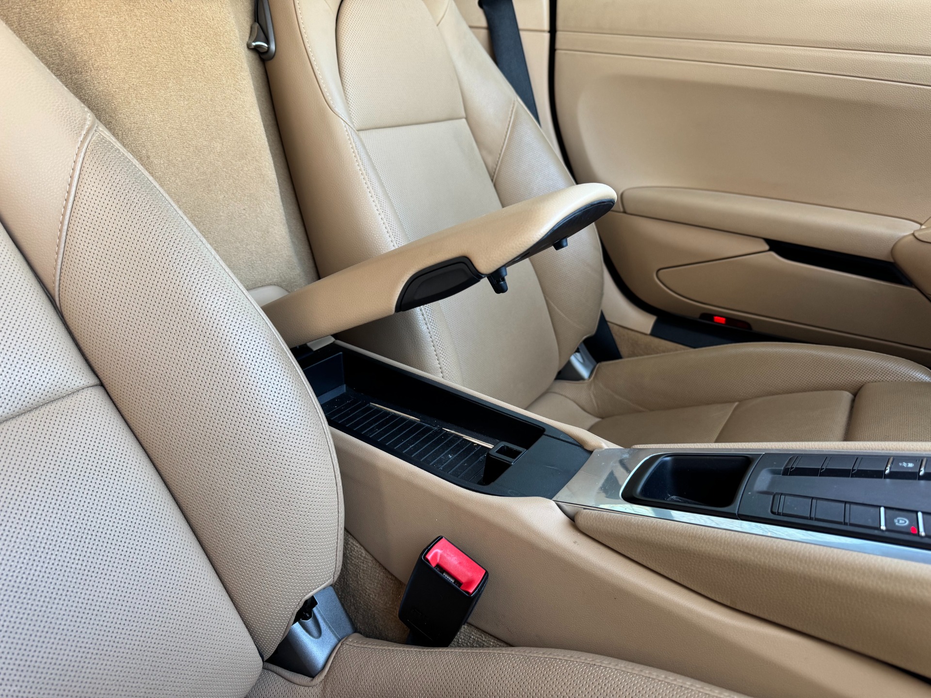 Cayman rear outlet seats