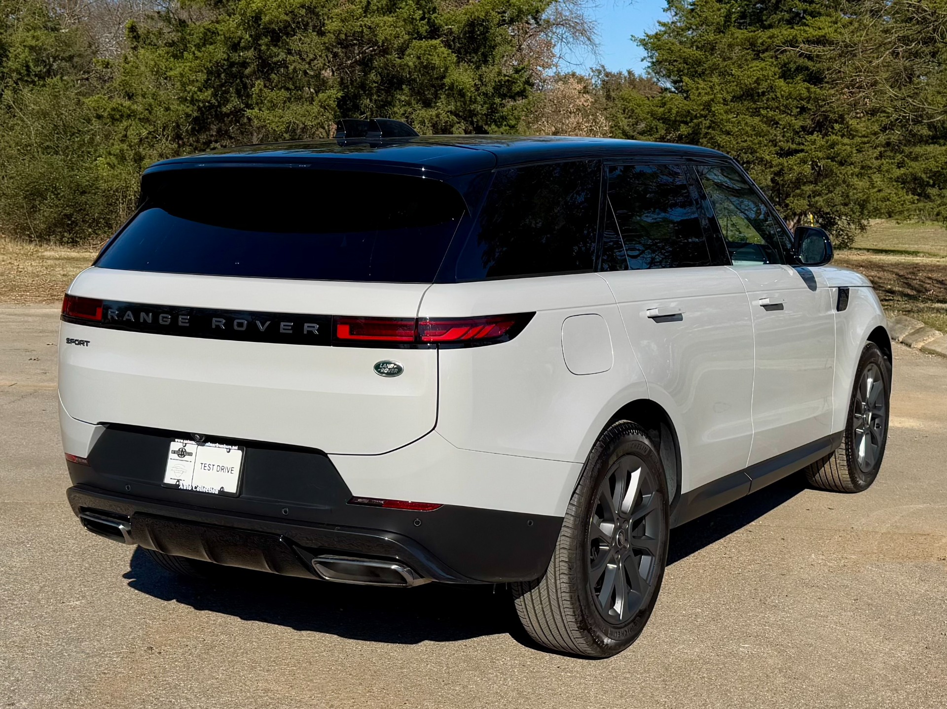 2023 Land Rover Range Rover Sport SE photo 3